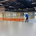 Vloerrenovatie met coatingvloer met oranje markering