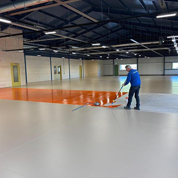 Vloerrenovatie met coatingvloer met oranje markering